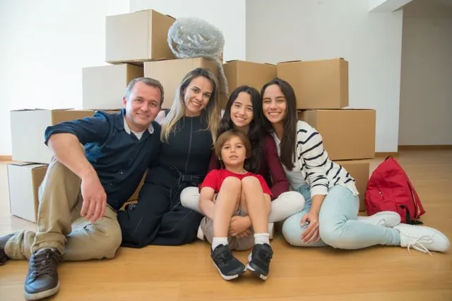 assurance de prêt risques aggravés de santé - famille heureuse dans leur nouvelle maison