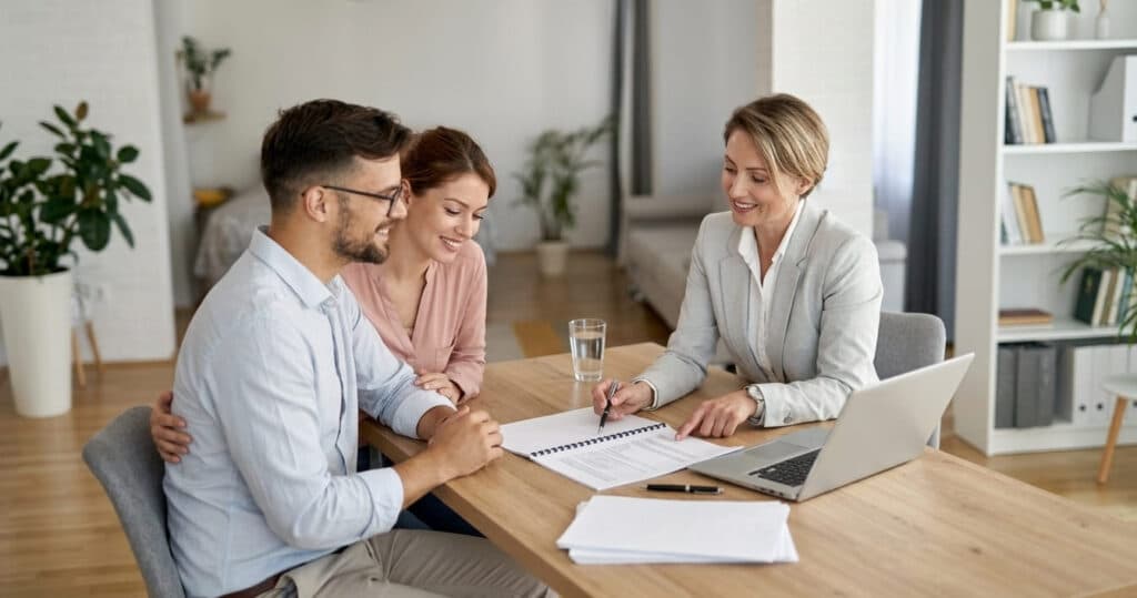 Conseillère courtage Altance expliquant un regroupement de crédits à un couple dans un bureau lumineux.